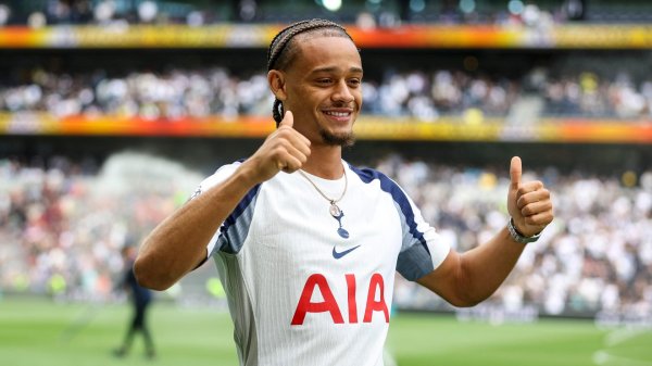 上海股票配资招商 西蒙斯vs西汉姆联数据：地面争抢3次全部成功+首秀助攻